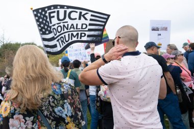 Göstericiler, 5 Nisan 2025 'te Washington DC / ABD' de düzenlenen Hands Off mitinginde Trump yönetim hareketlerini protesto etmek için Washington Anıtı 'nda toplandılar. 