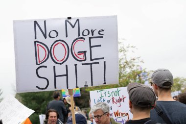 Göstericiler, 5 Nisan 2025 'te Washington DC / ABD' de düzenlenen Hands Off mitinginde Trump yönetim hareketlerini protesto etmek için Washington Anıtı 'nda toplandılar. 