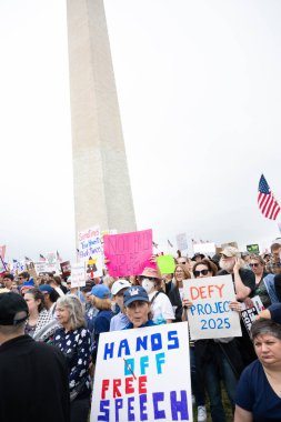 Göstericiler, 5 Nisan 2025 'te Washington DC / ABD' de düzenlenen Hands Off mitinginde Trump yönetim hareketlerini protesto etmek için Washington Anıtı 'nda toplandılar. 