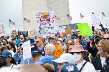 Göstericiler, 5 Nisan 2025 'te Washington DC / ABD' de düzenlenen Hands Off mitinginde Trump yönetim hareketlerini protesto etmek için Washington Anıtı 'nda toplandılar. 