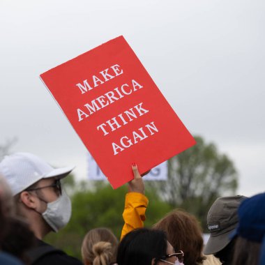 Göstericiler, 5 Nisan 2025 'te Washington DC / ABD' de düzenlenen Hands Off mitinginde Trump yönetim hareketlerini protesto etmek için Washington Anıtı 'nda toplandılar. 