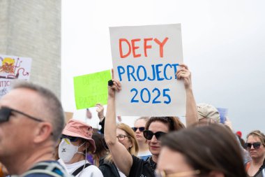 Göstericiler, 5 Nisan 2025 'te Washington DC / ABD' de düzenlenen Hands Off mitinginde Trump yönetim hareketlerini protesto etmek için Washington Anıtı 'nda toplandılar. 