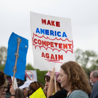 Göstericiler, 5 Nisan 2025 'te Washington DC / ABD' de düzenlenen Hands Off mitinginde Trump yönetim hareketlerini protesto etmek için Washington Anıtı 'nda toplandılar. 