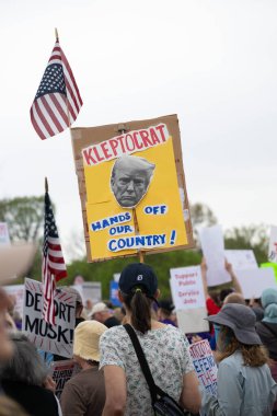 Göstericiler, 5 Nisan 2025 'te Washington DC / ABD' de düzenlenen Hands Off mitinginde Trump yönetim hareketlerini protesto etmek için Washington Anıtı 'nda toplandılar. 