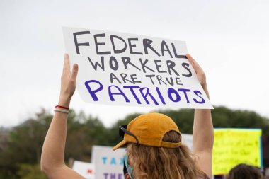 Göstericiler, 5 Nisan 2025 'te Washington DC / ABD' de düzenlenen Hands Off mitinginde Trump yönetim hareketlerini protesto etmek için Washington Anıtı 'nda toplandılar. 