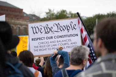 Göstericiler, 5 Nisan 2025 'te Washington DC / ABD' de düzenlenen Hands Off mitinginde Trump yönetim hareketlerini protesto etmek için Washington Anıtı 'nda toplandılar. 
