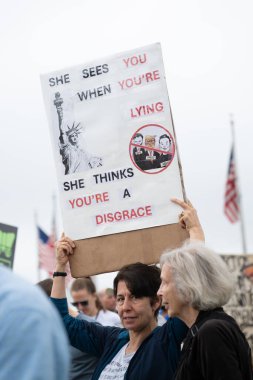 Göstericiler, 5 Nisan 2025 'te Washington DC / ABD' de düzenlenen Hands Off mitinginde Trump yönetim hareketlerini protesto etmek için Washington Anıtı 'nda toplandılar. 