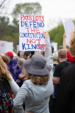 Göstericiler, 5 Nisan 2025 'te Washington DC / ABD' de düzenlenen Hands Off mitinginde Trump yönetim hareketlerini protesto etmek için Washington Anıtı 'nda toplandılar. 