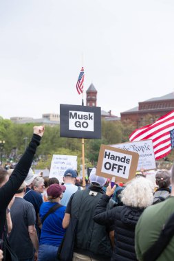 Göstericiler, 5 Nisan 2025 'te Washington DC / ABD' de düzenlenen Hands Off mitinginde Trump yönetim hareketlerini protesto etmek için Washington Anıtı 'nda toplandılar. 
