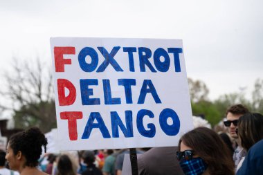 Göstericiler, 5 Nisan 2025 'te Washington DC / ABD' de düzenlenen Hands Off mitinginde Trump yönetim hareketlerini protesto etmek için Washington Anıtı 'nda toplandılar. 