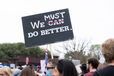 Göstericiler, 5 Nisan 2025 'te Washington DC / ABD' de düzenlenen Hands Off mitinginde Trump yönetim hareketlerini protesto etmek için Washington Anıtı 'nda toplandılar. 