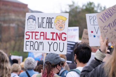 Göstericiler, 5 Nisan 2025 'te Washington DC / ABD' de düzenlenen Hands Off mitinginde Trump yönetim hareketlerini protesto etmek için Washington Anıtı 'nda toplandılar. 