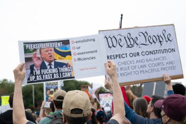 Göstericiler, 5 Nisan 2025 'te Washington DC / ABD' de düzenlenen Hands Off mitinginde Trump yönetim hareketlerini protesto etmek için Washington Anıtı 'nda toplandılar. 