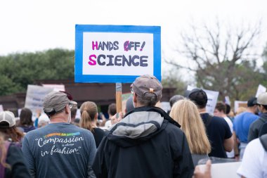 Göstericiler, 5 Nisan 2025 'te Washington DC / ABD' de düzenlenen Hands Off mitinginde Trump yönetim hareketlerini protesto etmek için Washington Anıtı 'nda toplandılar. 