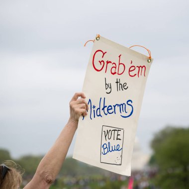 Göstericiler, 5 Nisan 2025 'te Washington DC / ABD' de düzenlenen Hands Off mitinginde Trump yönetim hareketlerini protesto etmek için Washington Anıtı 'nda toplandılar. 
