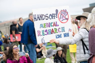 Göstericiler, 5 Nisan 2025 'te Washington DC / ABD' de düzenlenen Hands Off mitinginde Trump yönetim hareketlerini protesto etmek için Washington Anıtı 'nda toplandılar. 