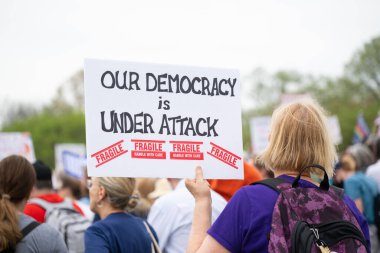 Göstericiler, 5 Nisan 2025 'te Washington DC / ABD' de düzenlenen Hands Off mitinginde Trump yönetim hareketlerini protesto etmek için Washington Anıtı 'nda toplandılar. 