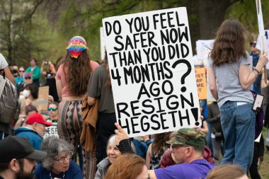 Göstericiler, 5 Nisan 2025 'te Washington DC / ABD' de düzenlenen Hands Off mitinginde Trump yönetim hareketlerini protesto etmek için Washington Anıtı 'nda toplandılar. 