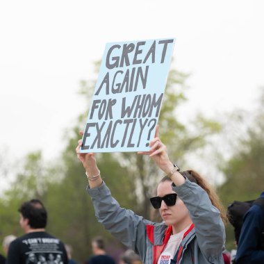 Göstericiler, 5 Nisan 2025 'te Washington DC / ABD' de düzenlenen Hands Off mitinginde Trump yönetim hareketlerini protesto etmek için Washington Anıtı 'nda toplandılar. 