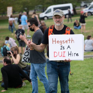 Göstericiler, 5 Nisan 2025 'te Washington DC / ABD' de düzenlenen Hands Off mitinginde Trump yönetim hareketlerini protesto etmek için Washington Anıtı 'nda toplandılar. 