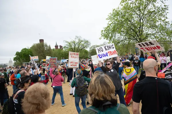 Göstericiler, 5 Nisan 2025 'te Washington DC / ABD' de düzenlenen Hands Off mitinginde Trump yönetim hareketlerini protesto etmek için Washington Anıtı 'nda toplandılar. 