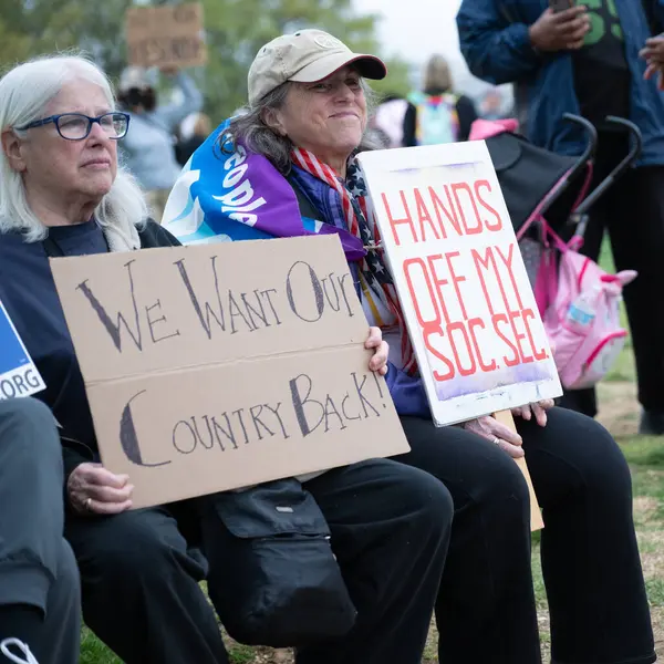 Göstericiler, 5 Nisan 2025 'te Washington DC / ABD' de düzenlenen Hands Off mitinginde Trump yönetim hareketlerini protesto etmek için Washington Anıtı 'nda toplandılar. 
