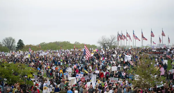 Göstericiler, 5 Nisan 2025 'te Washington DC / ABD' de düzenlenen Hands Off mitinginde Trump yönetim hareketlerini protesto etmek için Washington Anıtı 'nda toplandılar. 