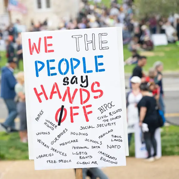 Göstericiler, 5 Nisan 2025 'te Washington DC / ABD' de düzenlenen Hands Off mitinginde Trump yönetim hareketlerini protesto etmek için Washington Anıtı 'nda toplandılar. 
