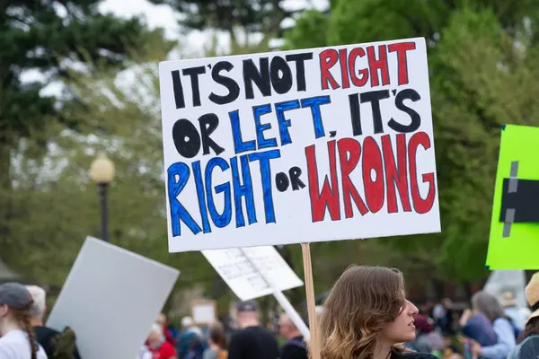 Göstericiler, 5 Nisan 2025 'te Washington DC / ABD' de düzenlenen Hands Off mitinginde Trump yönetim hareketlerini protesto etmek için Washington Anıtı 'nda toplandılar. 