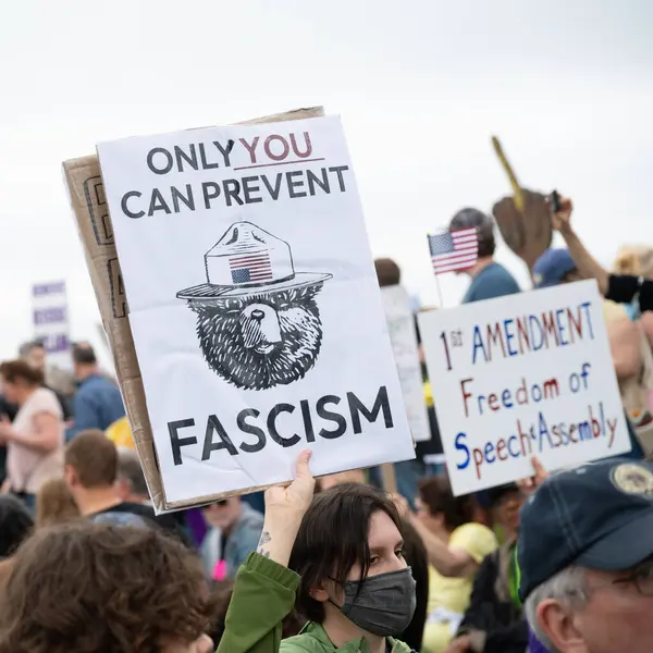 Göstericiler, 5 Nisan 2025 'te Washington DC / ABD' de düzenlenen Hands Off mitinginde Trump yönetim hareketlerini protesto etmek için Washington Anıtı 'nda toplandılar. 
