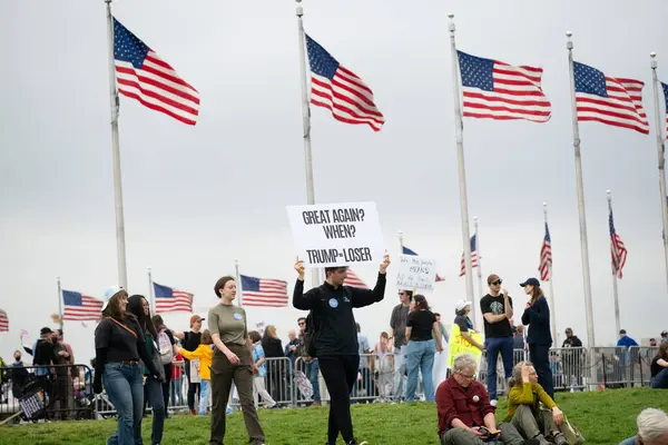 Göstericiler, 5 Nisan 2025 'te Washington DC / ABD' de düzenlenen Hands Off mitinginde Trump yönetim hareketlerini protesto etmek için Washington Anıtı 'nda toplandılar. 