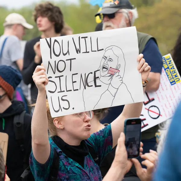Göstericiler, 5 Nisan 2025 'te Washington DC / ABD' de düzenlenen Hands Off mitinginde Trump yönetim hareketlerini protesto etmek için Washington Anıtı 'nda toplandılar. 