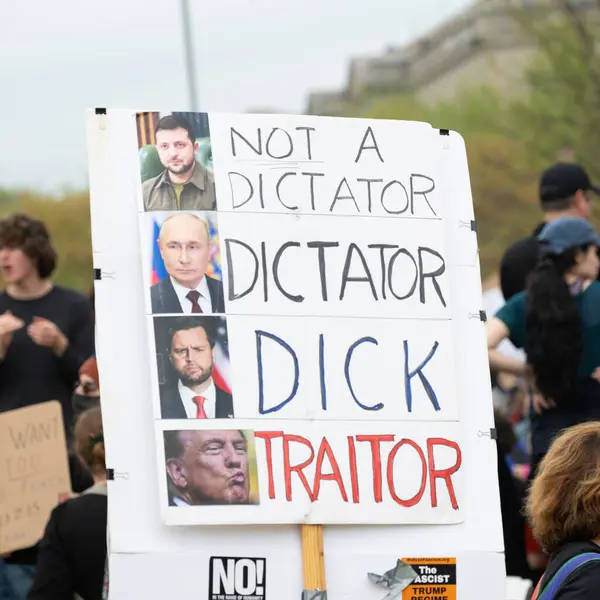 Göstericiler, 5 Nisan 2025 'te Washington DC / ABD' de düzenlenen Hands Off mitinginde Trump yönetim hareketlerini protesto etmek için Washington Anıtı 'nda toplandılar. 