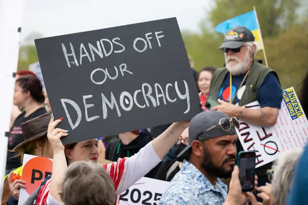 Göstericiler, 5 Nisan 2025 'te Washington DC / ABD' de düzenlenen Hands Off mitinginde Trump yönetim hareketlerini protesto etmek için Washington Anıtı 'nda toplandılar. 