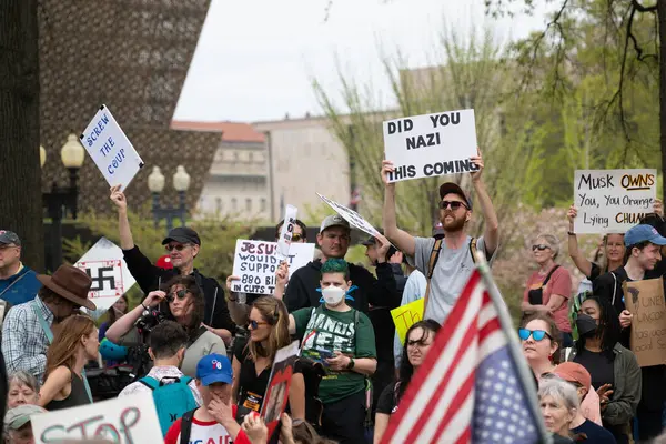 Göstericiler, 5 Nisan 2025 'te Washington DC / ABD' de düzenlenen Hands Off mitinginde Trump yönetim hareketlerini protesto etmek için Washington Anıtı 'nda toplandılar. 