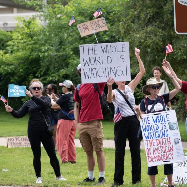 14 Haziran 2025 'te Arlington, Virginia' da düzenlenen No Kings mitinginde Trump yönetiminin eylemlerini protesto etmek için ABD Ordusu 'nun başkentteki askeri geçit gününde göstericiler sokaklara döküldü.)