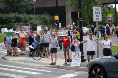 14 Haziran 2025 'te Arlington, Virginia' da düzenlenen No Kings mitinginde Trump yönetiminin eylemlerini protesto etmek için ABD Ordusu 'nun başkentteki askeri geçit gününde göstericiler sokaklara döküldü.)