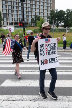 14 Haziran 2025 'te Arlington, Virginia' da düzenlenen No Kings mitinginde Trump yönetiminin eylemlerini protesto etmek için ABD Ordusu 'nun başkentteki askeri geçit gününde göstericiler sokaklara döküldü.)