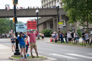 14 Haziran 2025 'te Arlington, Virginia' da düzenlenen No Kings mitinginde Trump yönetiminin eylemlerini protesto etmek için ABD Ordusu 'nun başkentteki askeri geçit gününde göstericiler sokaklara döküldü.)