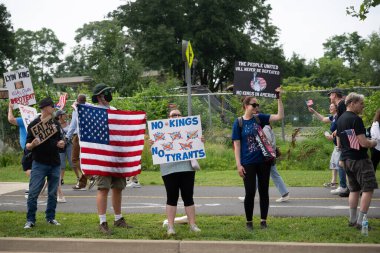 14 Haziran 2025 'te Arlington, Virginia' da düzenlenen No Kings mitinginde Trump yönetiminin eylemlerini protesto etmek için ABD Ordusu 'nun başkentteki askeri geçit gününde göstericiler sokaklara döküldü.)