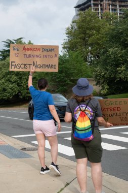 14 Haziran 2025 'te Arlington, Virginia' da düzenlenen No Kings mitinginde Trump yönetiminin eylemlerini protesto etmek için ABD Ordusu 'nun başkentteki askeri geçit gününde göstericiler sokaklara döküldü.)