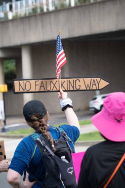 14 Haziran 2025 'te Arlington, Virginia' da düzenlenen No Kings mitinginde Trump yönetiminin eylemlerini protesto etmek için ABD Ordusu 'nun başkentteki askeri geçit gününde göstericiler sokaklara döküldü.)