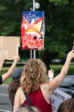 14 Haziran 2025 'te Arlington, Virginia' da düzenlenen No Kings mitinginde Trump yönetiminin eylemlerini protesto etmek için ABD Ordusu 'nun başkentteki askeri geçit gününde göstericiler sokaklara döküldü.)