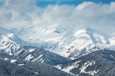 Bulutlarda karla kaplı zirveler