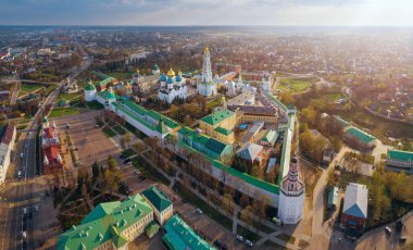 Trinity St. Sergy Manastırı 'nın sonbahar akşamı panoramik görüntüsü. Sergiev Posad, Rusya