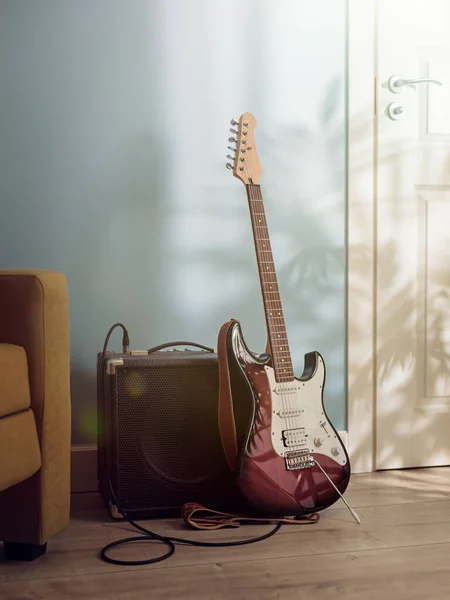电吉他和扩音器站在沙发和门窗之间的地板上 沐浴在阳光下 — 图库照片