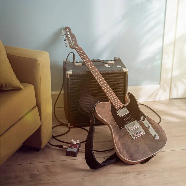 Gitara Elektryczna Wzmacniacz Stojący Podłodze Pomiędzy Sofą Drzwiami Świetle Słonecznym — Zdjęcie stockowe