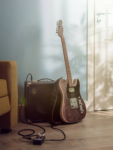 Gitara Elektryczna Wzmacniacz Stojący Podłodze Pomiędzy Sofą Drzwiami Świetle Słonecznym — Zdjęcie stockowe