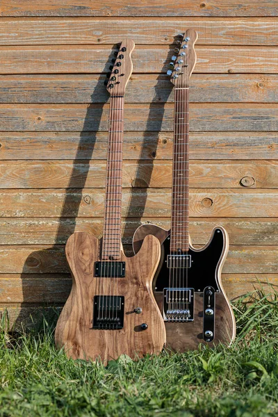 Les Guitares Électriques Sont Appuyées Contre Mur Bois Extérieur — Photo