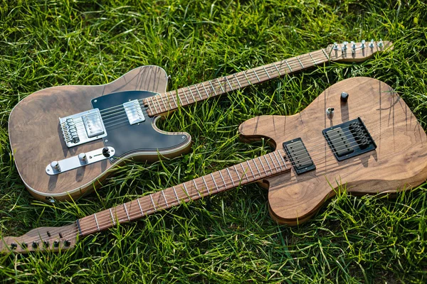 Gitary Elektryczne Leżące Zielonej Świeżej Trawie Świetle Słonecznym — Zdjęcie stockowe